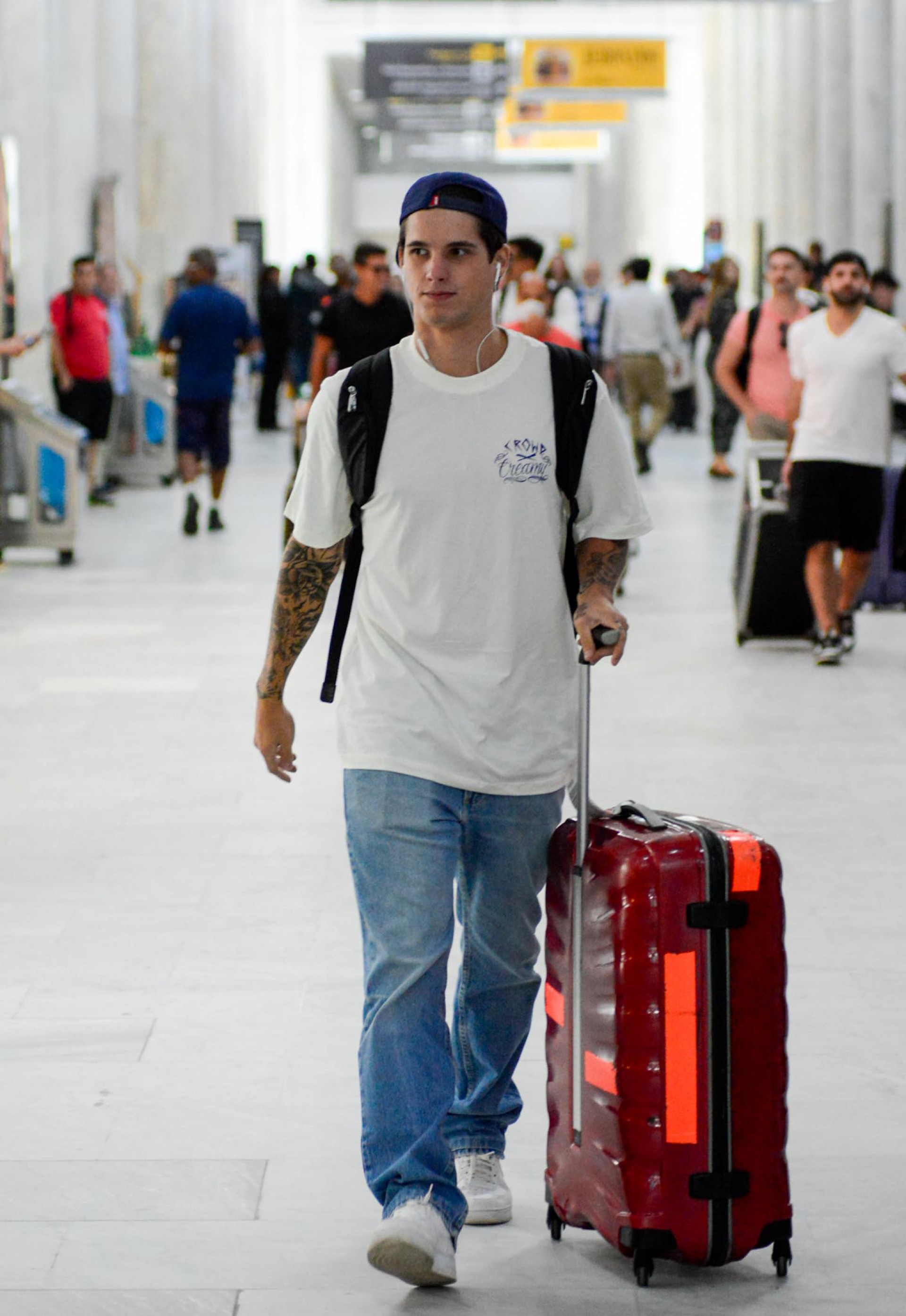 O ex-BBB Gabriel Tavares desembarcou no Aeroporto Santos Dumont, no Rio, nesta quinta-feira - Webert Belício / Ag. News