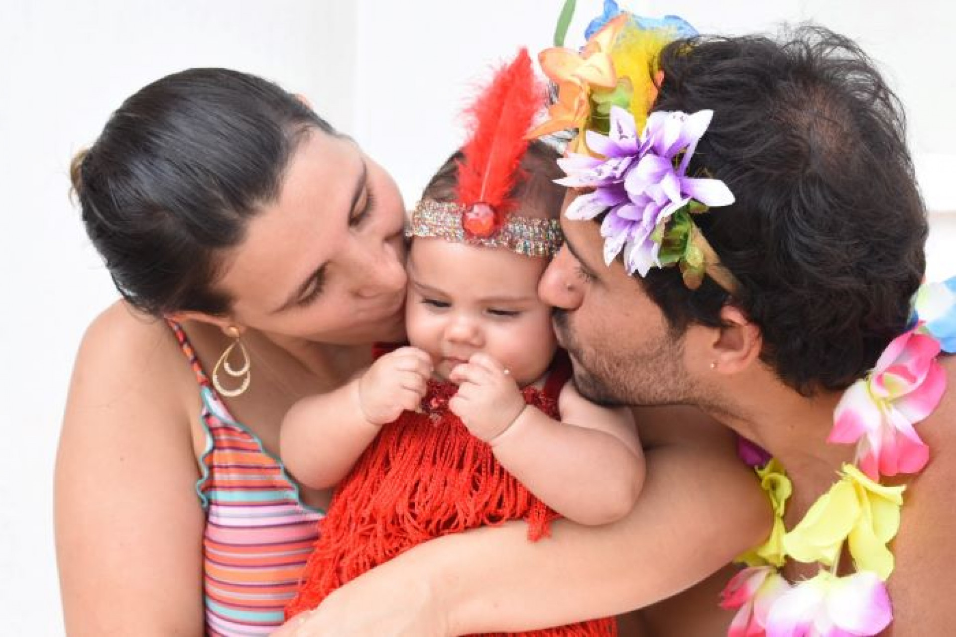 Para facilitar a identificação das crianças, caso se percam dos responsáveis, a Secretaria de Turismo vai oferecer pulseirinhas, onde constarão nome da criança, do responsável e telefone de contato - Divulgação/Allexandre Costa