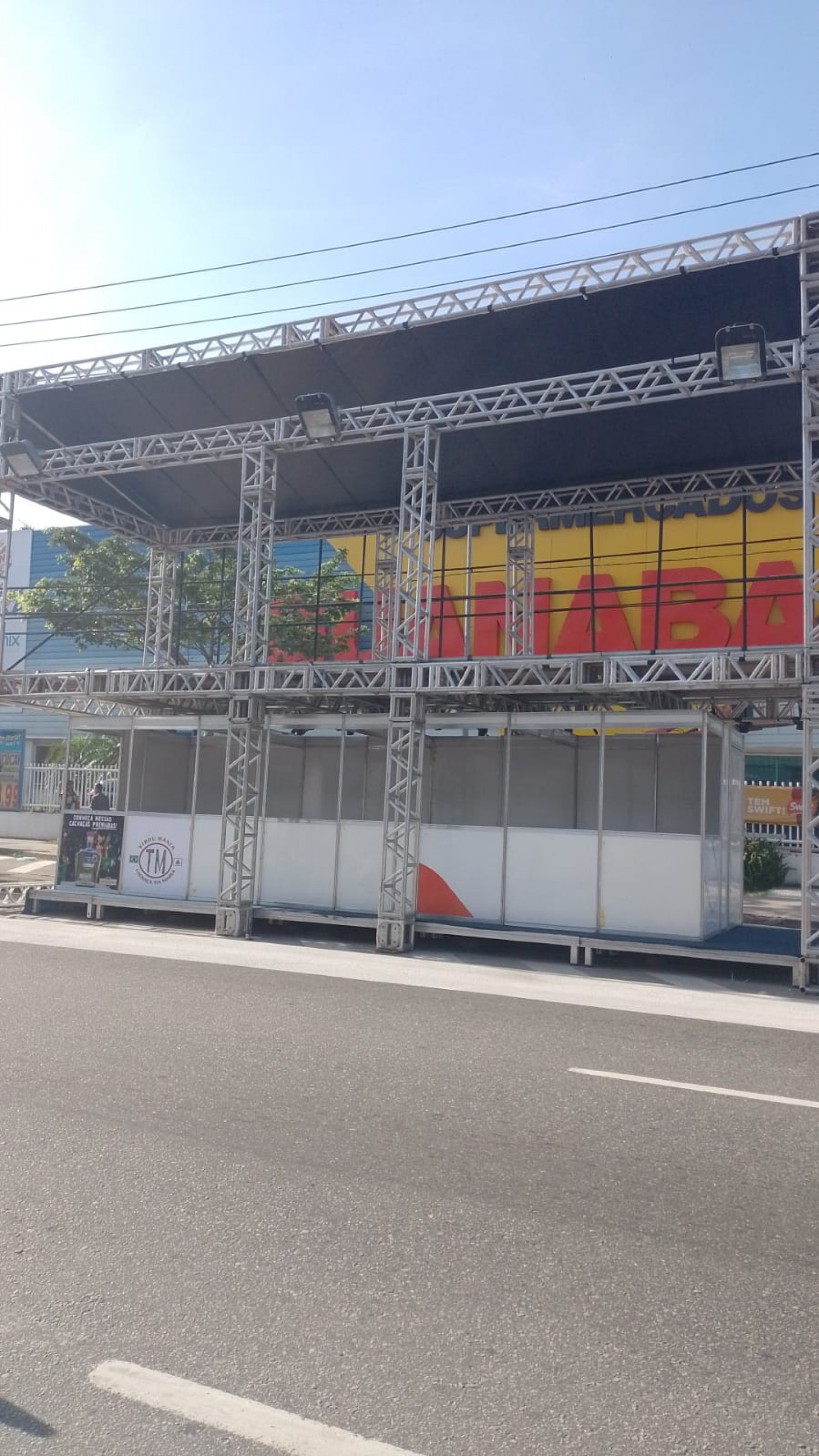 Estrutura sendo montada para os desfiles dos grupos de acesso na Avenida Ernani Cardoso, em Cascadura