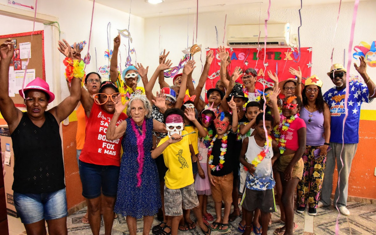 Usu&aacute;rios dos Cras participaram dos bailes de carnaval promovidos pela Prefeitura