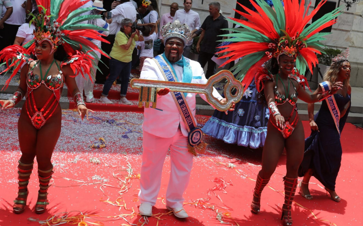 Prefeito do Rio, Eduardo Paes, entrega chaves da cidade para o Rei Momo, Djferson Mendes da Silva, de 34 anos, em cerim&ocirc;nia que abre o Carnaval Carioca