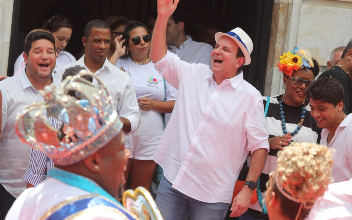 Prefeito do Rio, Eduardo Paes, entrega chaves da cidade para o Rei Momo, Djferson Mendes da Silva, de 34 anos, em cerim&ocirc;nia que abre o Carnaval Carioca