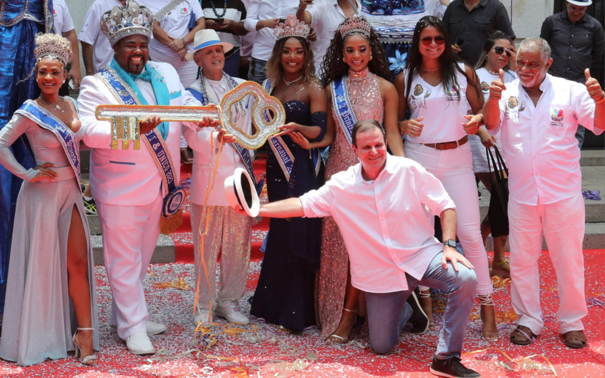 Prefeito do Rio, Eduardo Paes, entrega chaves da cidade para o Rei Momo, Djferson Mendes da Silva, de 34 anos, em cerim&ocirc;nia que abre o Carnaval Carioca