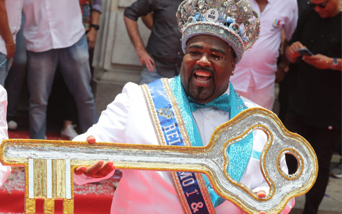 Prefeito do Rio, Eduardo Paes, entrega chaves da cidade para o Rei Momo, Djferson Mendes da Silva, de 34 anos, em cerim&ocirc;nia que abre o Carnaval Carioca