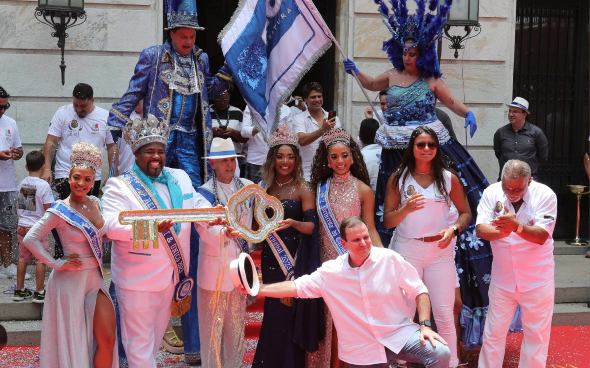 Prefeito do Rio, Eduardo Paes, entrega chaves da cidade para o Rei Momo, Djferson Mendes da Silva, de 34 anos, em cerim&ocirc;nia que abre o Carnaval Carioca
