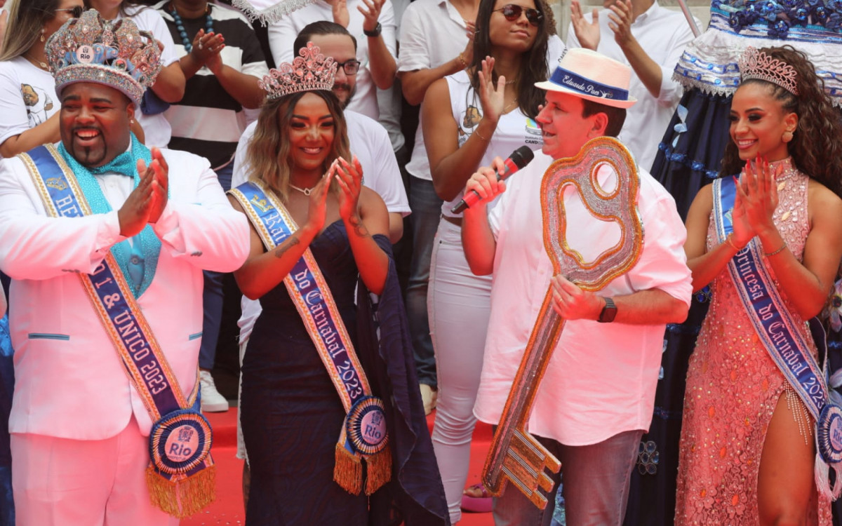 Prefeito do Rio, Eduardo Paes, entrega chaves da cidade para o Rei Momo, Djferson Mendes da Silva, de 34 anos, em cerim&ocirc;nia que abre o Carnaval Carioca