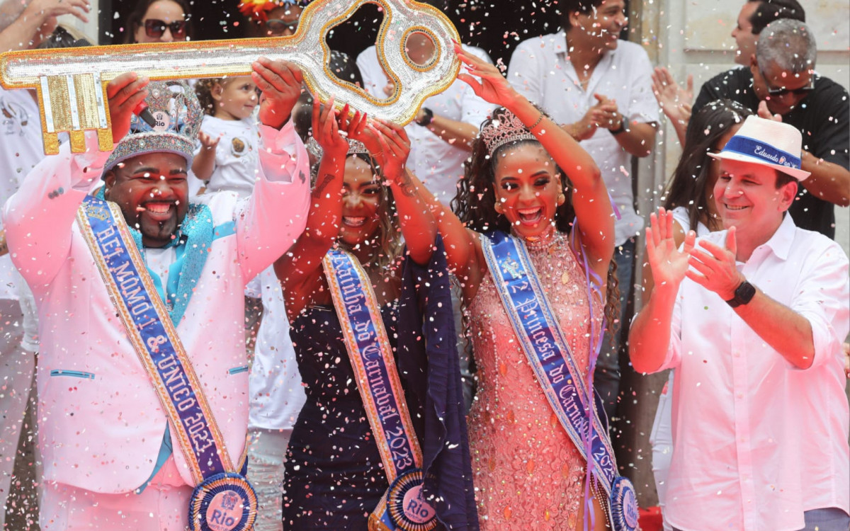 Prefeito do Rio, Eduardo Paes, entrega chaves da cidade para o Rei Momo, Djferson Mendes da Silva, de 34 anos, em cerim&Atilde;Žnia que abre o Carnaval Carioca