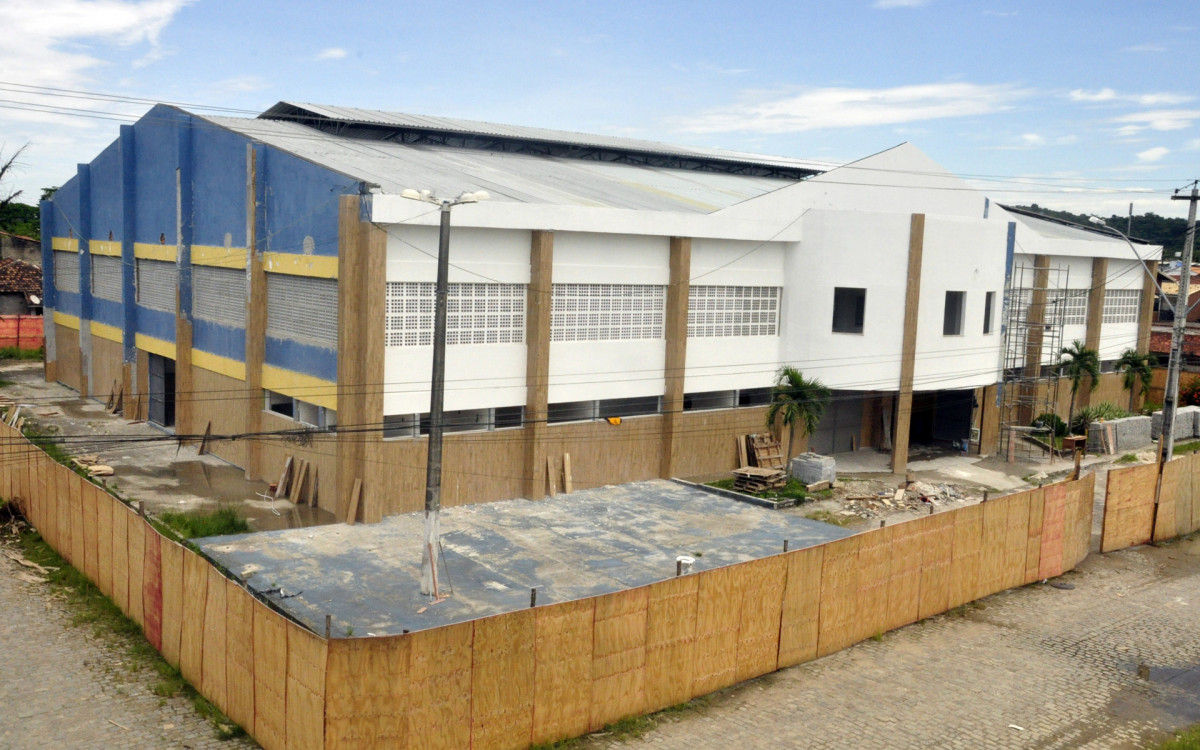 Ginásios poliesportivos estão sendo reformados em Magé