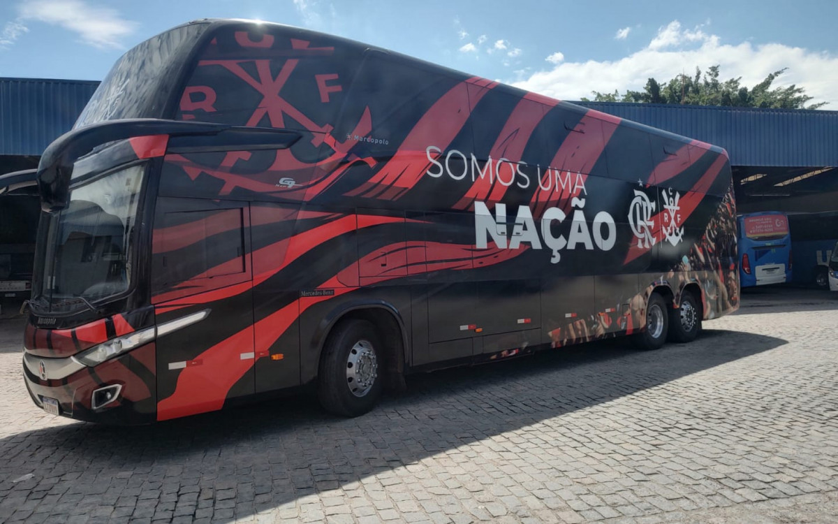 Flamengo apresenta layout do novo ônibus que servirá o elenco profissional na temporada