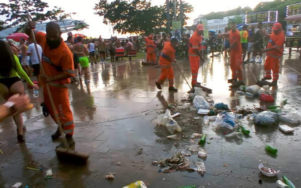 Região da Praça Mauá amanheceu enlamaçada e cheia de lixo - Reprodução / Mídias Sociais