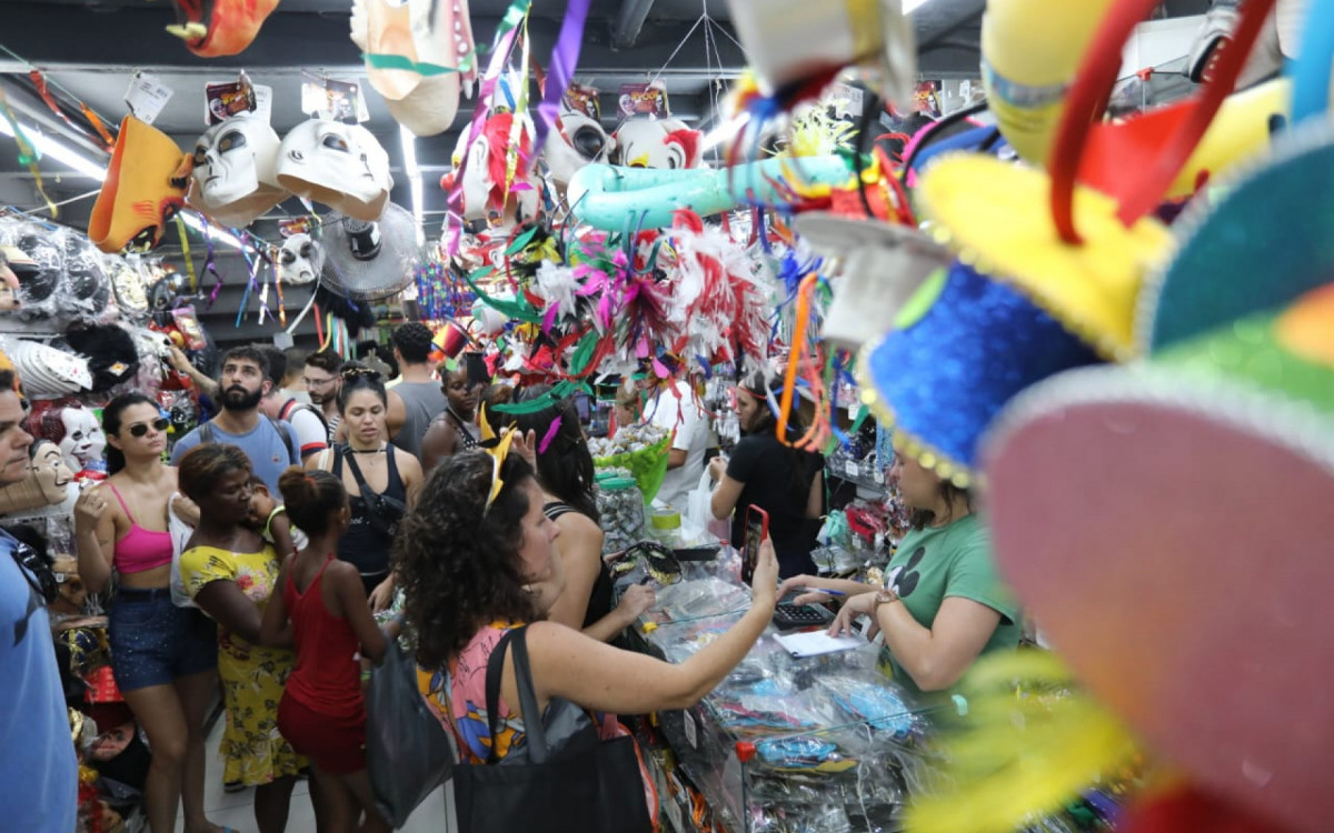 Foliões vão ao Saara, no Centro do Rio, para comprar fantasias de última hora - Pedro Ivo / Agência O Dia
