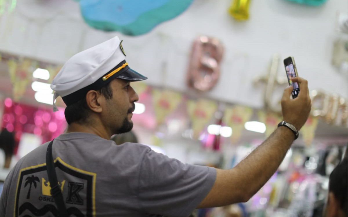 Lucas Gentil, morador de Armação dos Búzios, foi às pressas para o Saara garantir a sua fantasia para curtir os blocos de rua - Pedro Ivo / Agência O Dia