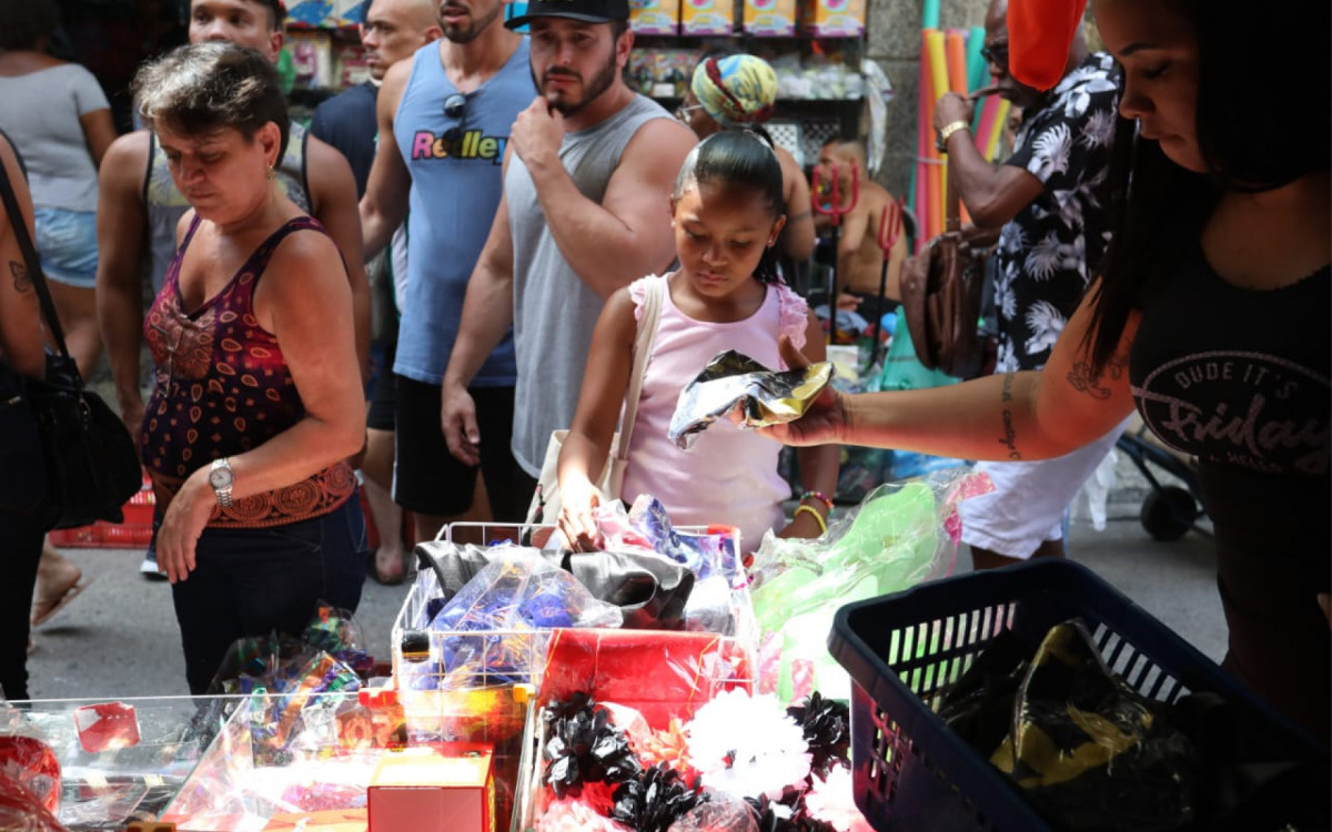 Foliões vão ao Saara, no Centro do Rio, para comprar fantasias de última hora - Pedro Ivo / Agência O Dia