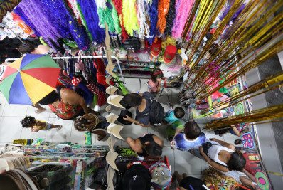 Foliões compram fantasias de última hora na Saara e se preparam para o Carnaval