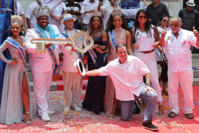 Prefeito entrega chave da cidade para Rei Momo em cerimônia que abre oficialmente o Carnaval no Rio