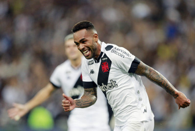Além de gol, Alex Teixeira celebra sequência de boas atuações pelo Vasco