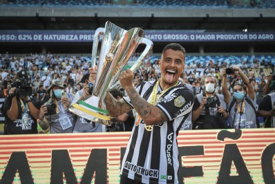 Dirigente do Atlético-MG nega negociação com o Flamengo para vender Allan