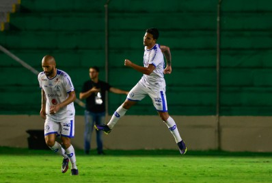 Ex-Flamengo, Yuri de Oliveira marca belo gol de falta em estreia pelo Aimoré