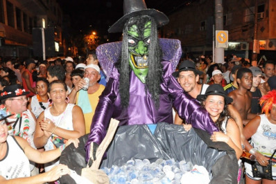 Blocos de Angra com tamborins aquecidos já arrastam foliões pelas ruas da cidade e hoje tem escolha da Rainha e Rainha Gay do Carnaval