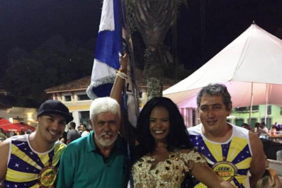 Bloco Comunidade da Cava com enredo dos antigos carnavais