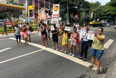 Moradores do Santa Marta protestam contra falta de luz e água