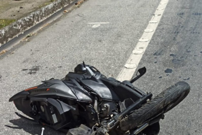 Motociclista morre em colisão com um carro na Rio-Santos