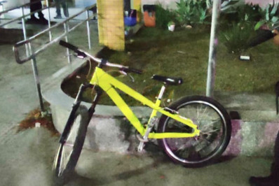 Assaltante pula no Canal do Itajuru para fugir da PM, mas é apreendido em Cabo Frio