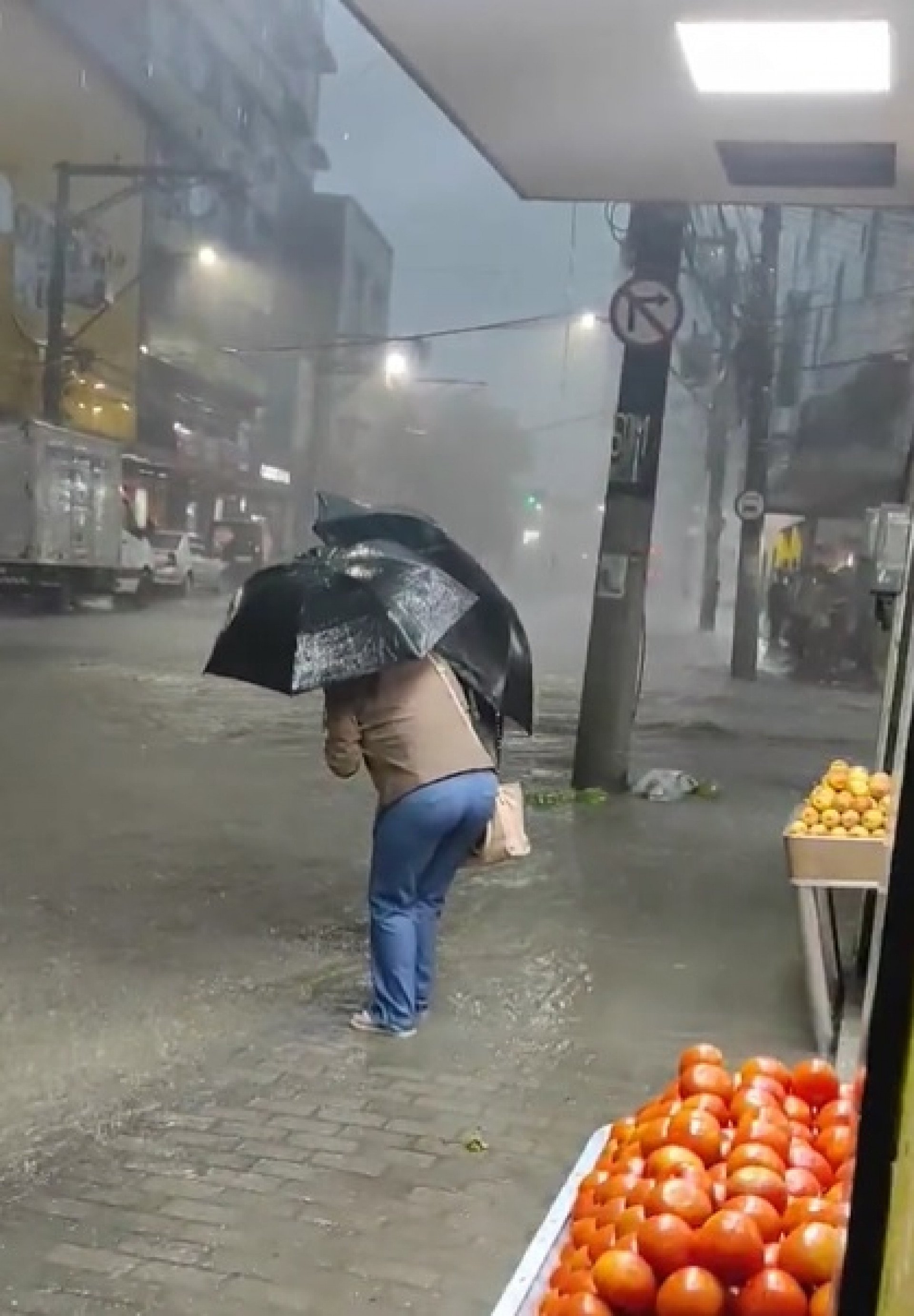 Chuva forte volta a castigar o munic&iacute;pio de S&atilde;o Gon&ccedil;alo, na Regi&atilde;o Metropolitana do Rio
