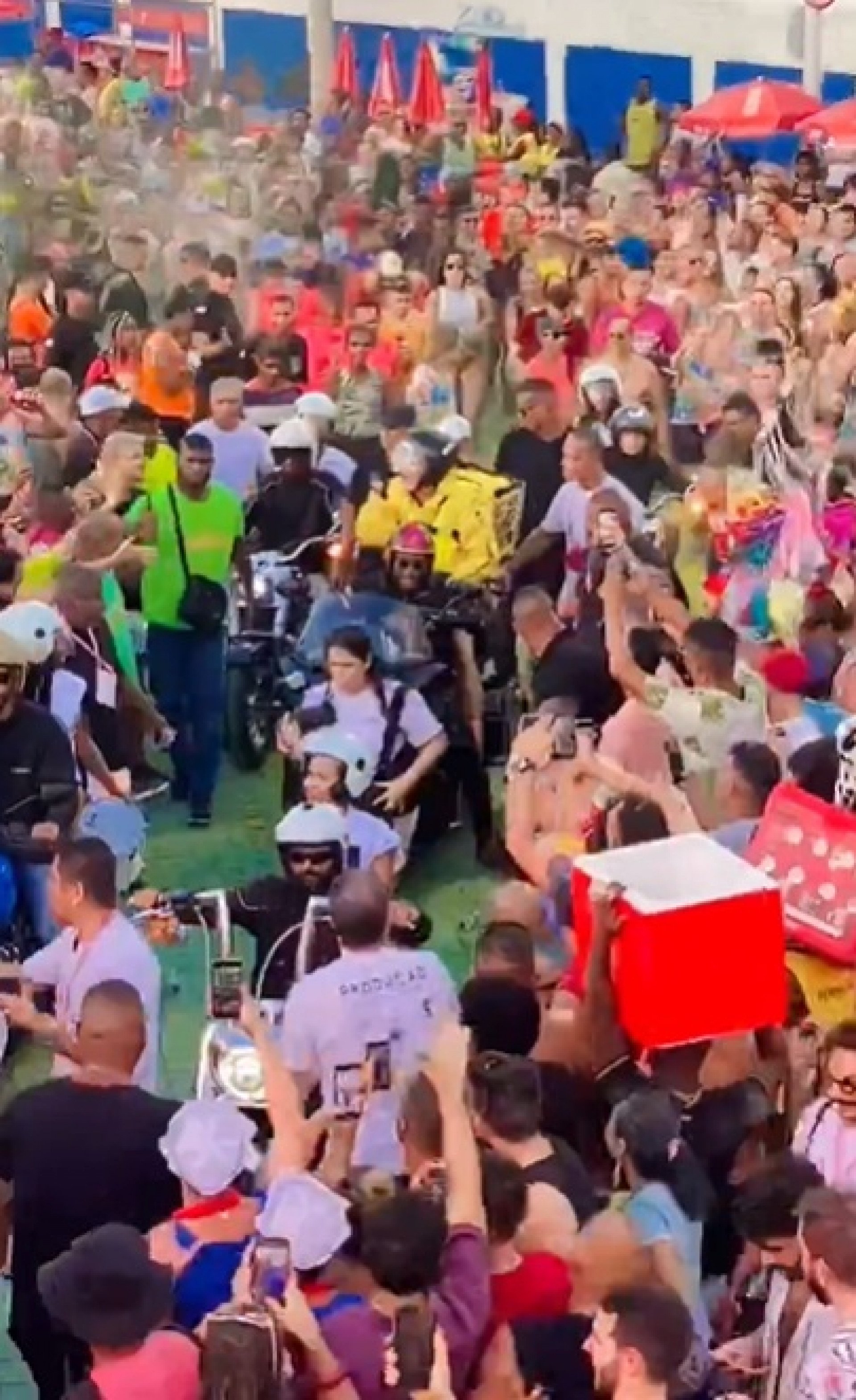 Claudia Leitte promove motociata para chegar até seu trio elétrico no Carnaval de Salvador - Reprodução Internet