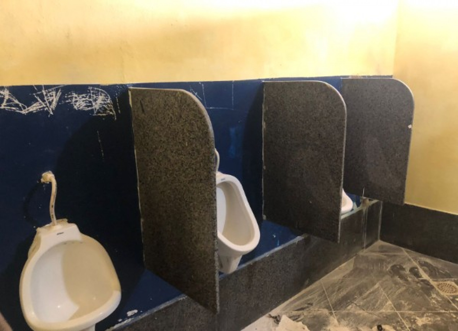 Além da insegurança, a imundice em torno da rodoviária é flagrante, com o agravante da grande concentração de pombos que ficam por ali à espera de restos de alimentos ou bicando nos lixos. - João Víctor Oliveira (RC24h)