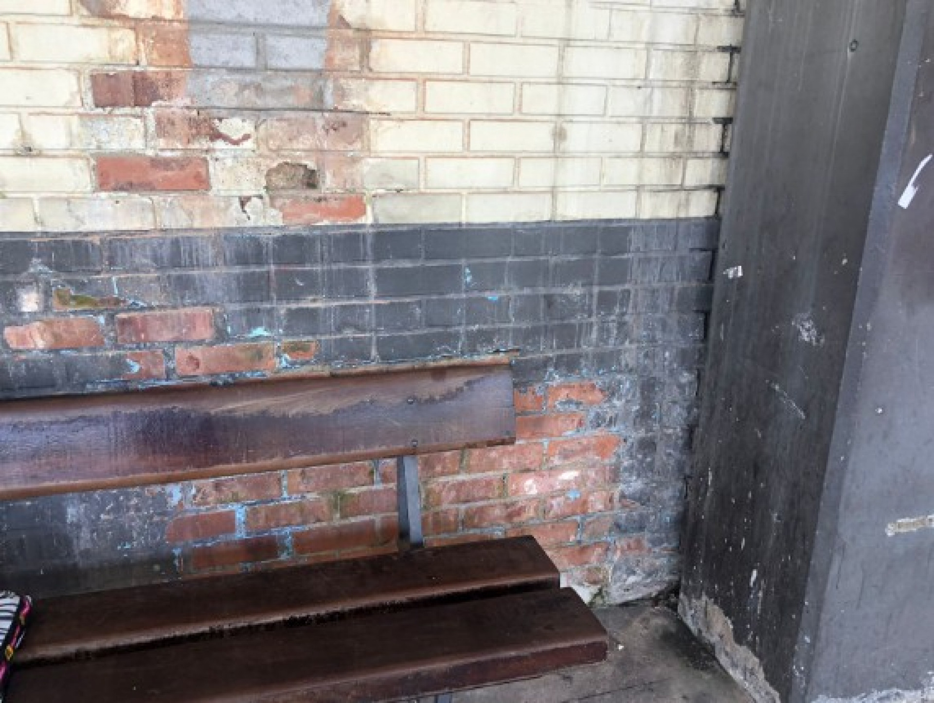 Além da insegurança, a imundice em torno da rodoviária é flagrante, com o agravante da grande concentração de pombos que ficam por ali à espera de restos de alimentos ou bicando nos lixos. - João Víctor Oliveira (RC24h)