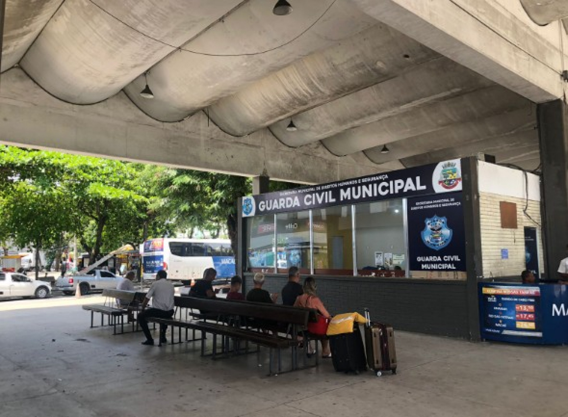 Além da insegurança, a imundice em torno da rodoviária é flagrante, com o agravante da grande concentração de pombos que ficam por ali à espera de restos de alimentos ou bicando nos lixos. - João Víctor Oliveira (RC24h)