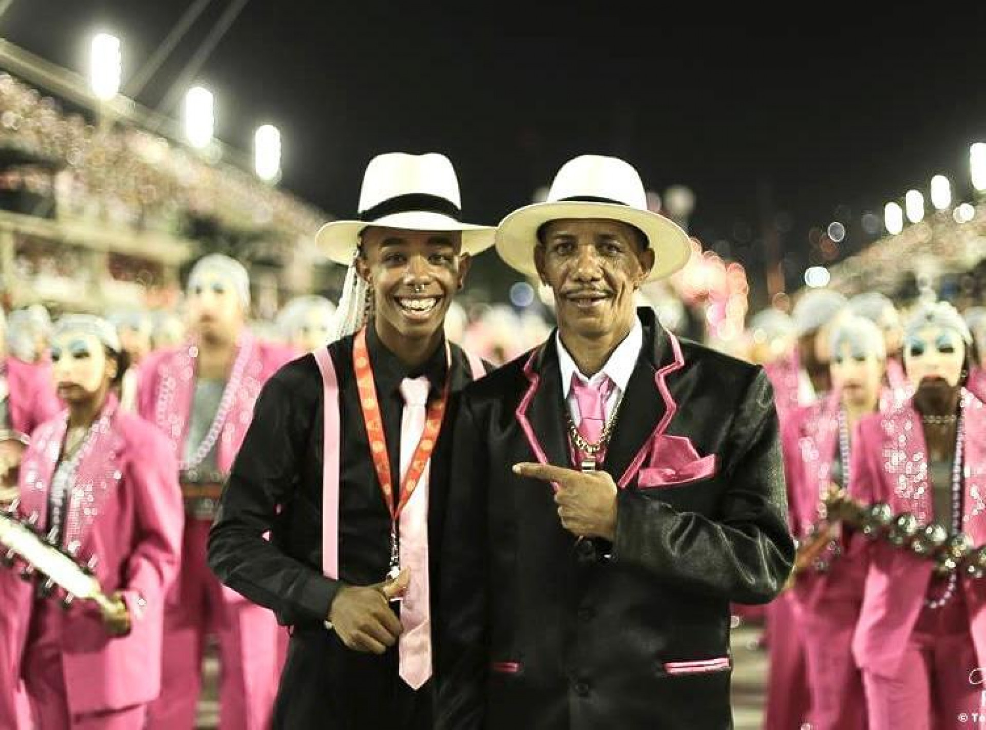 Markinhos com seu pai, mestre Marcão, em frente a bateria da Paraíso do Tuiuti - Arquivo pessoal / Markinhos