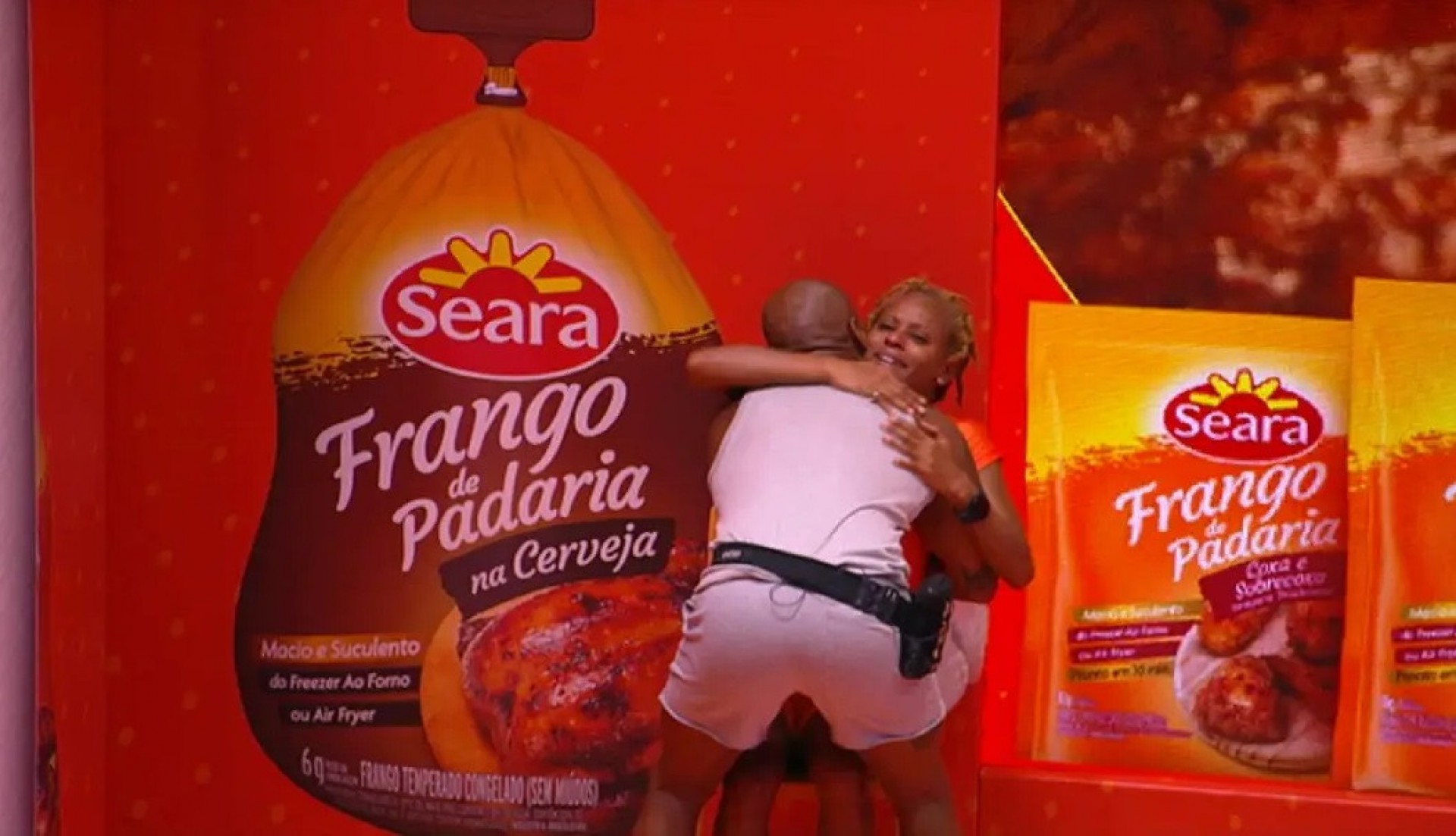 Cezar Black consolou Aline Wirley após término da prova do líder  - Reprodução/Globo 