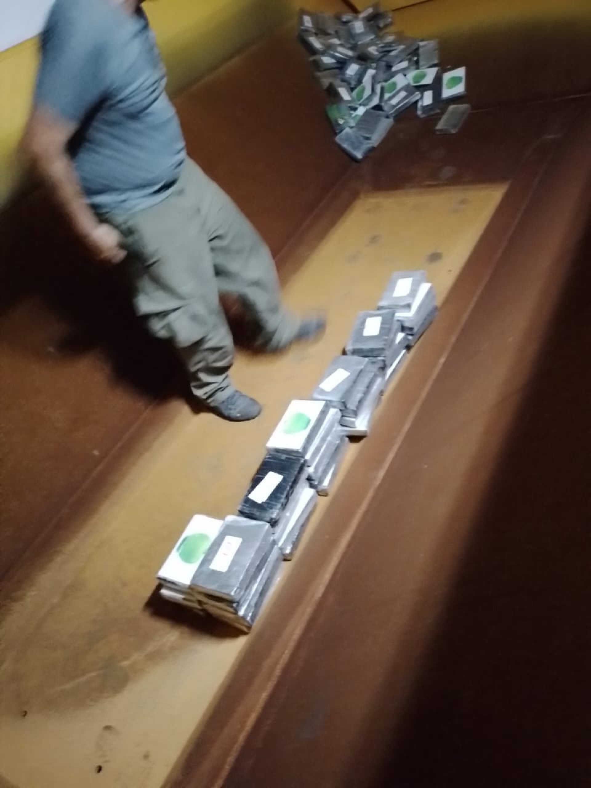 Agentes apreendem 82 tabletes de coca&iacute;na que estava em um navio