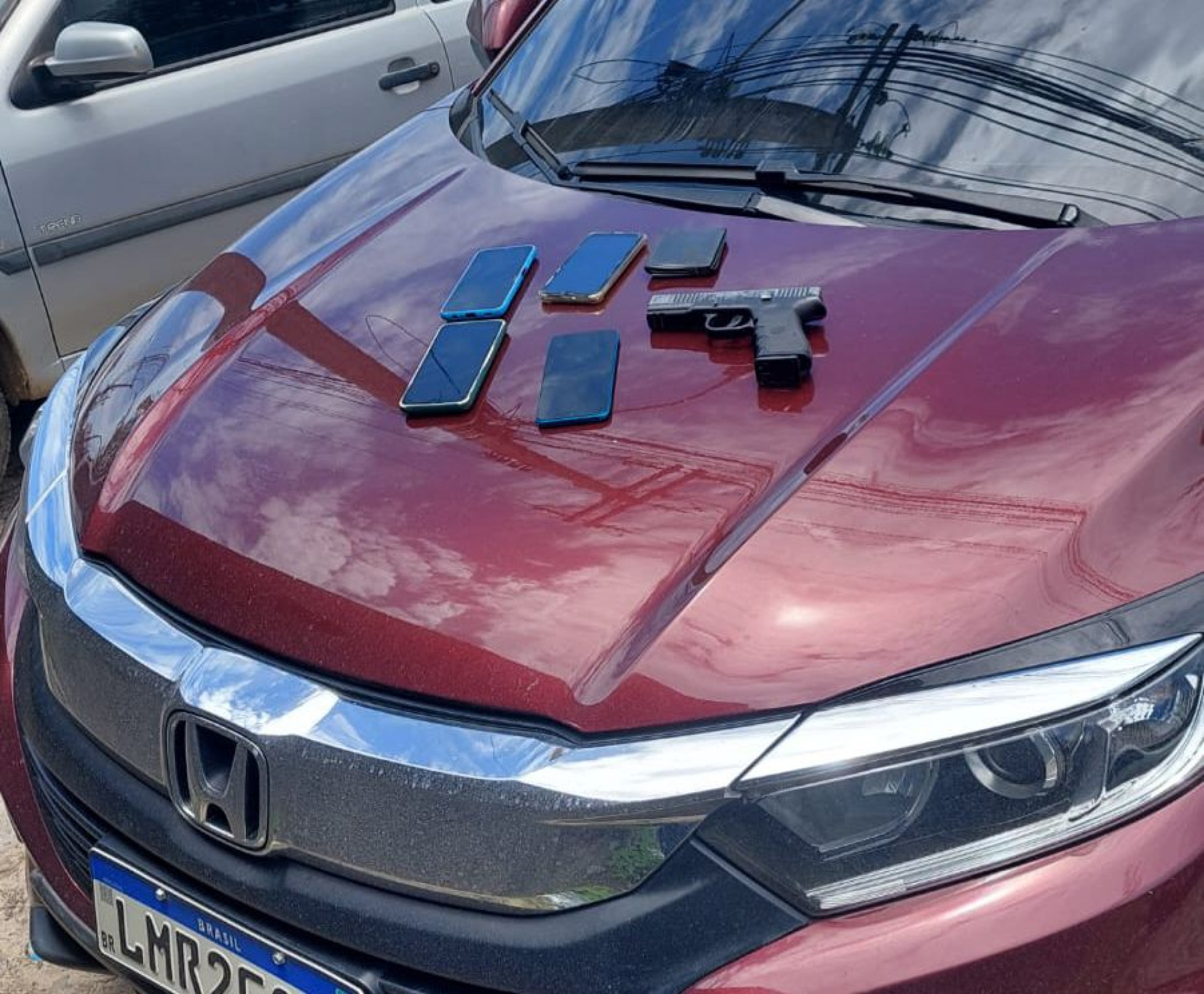 Eles foram capturados também a bordo de dois veículos no bairro Outeiro, com um simulacro de arma de fogo. - Letycia Rocha (RC24h)