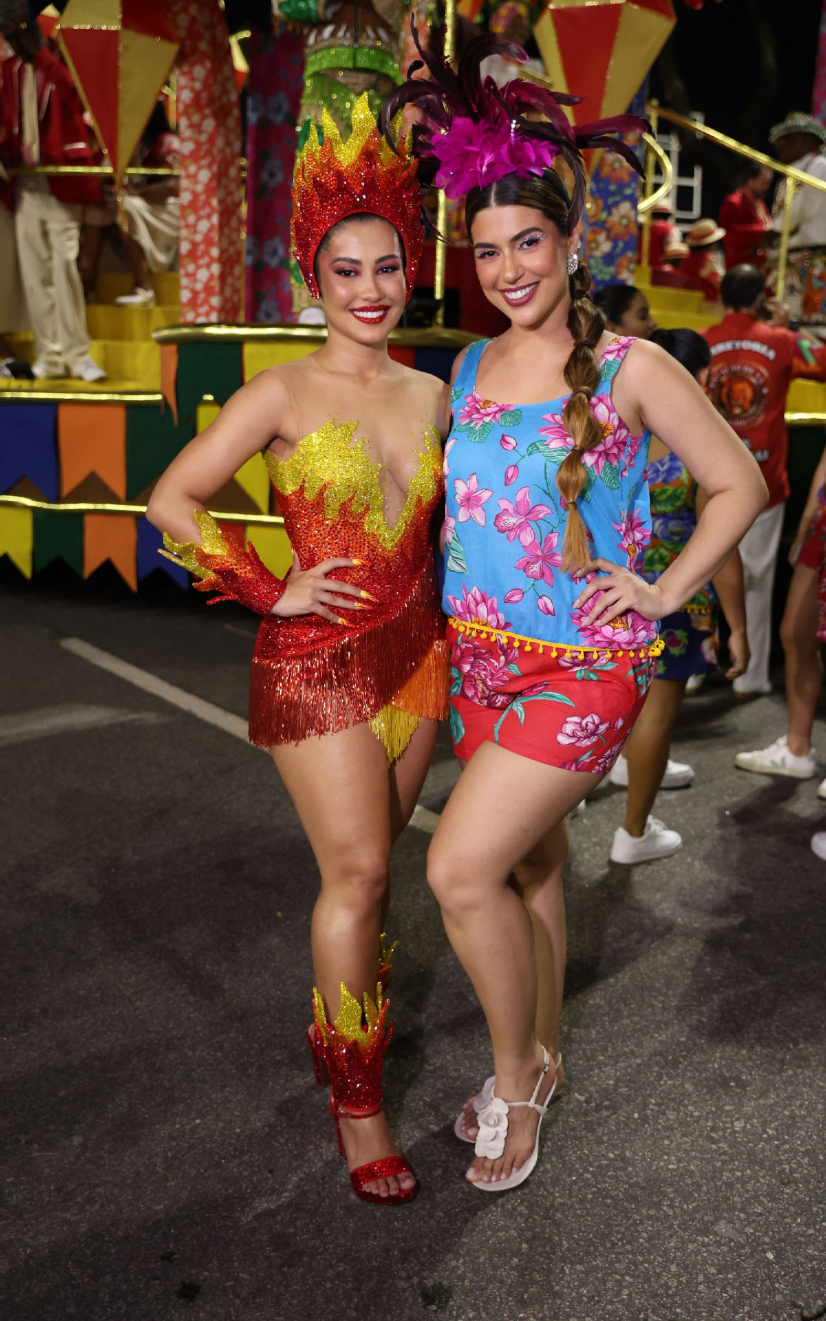 Thaynara OG e Vivian Amorim desfilaram com a Est&aacute;cio de S&aacute;, na Sapuca&iacute;