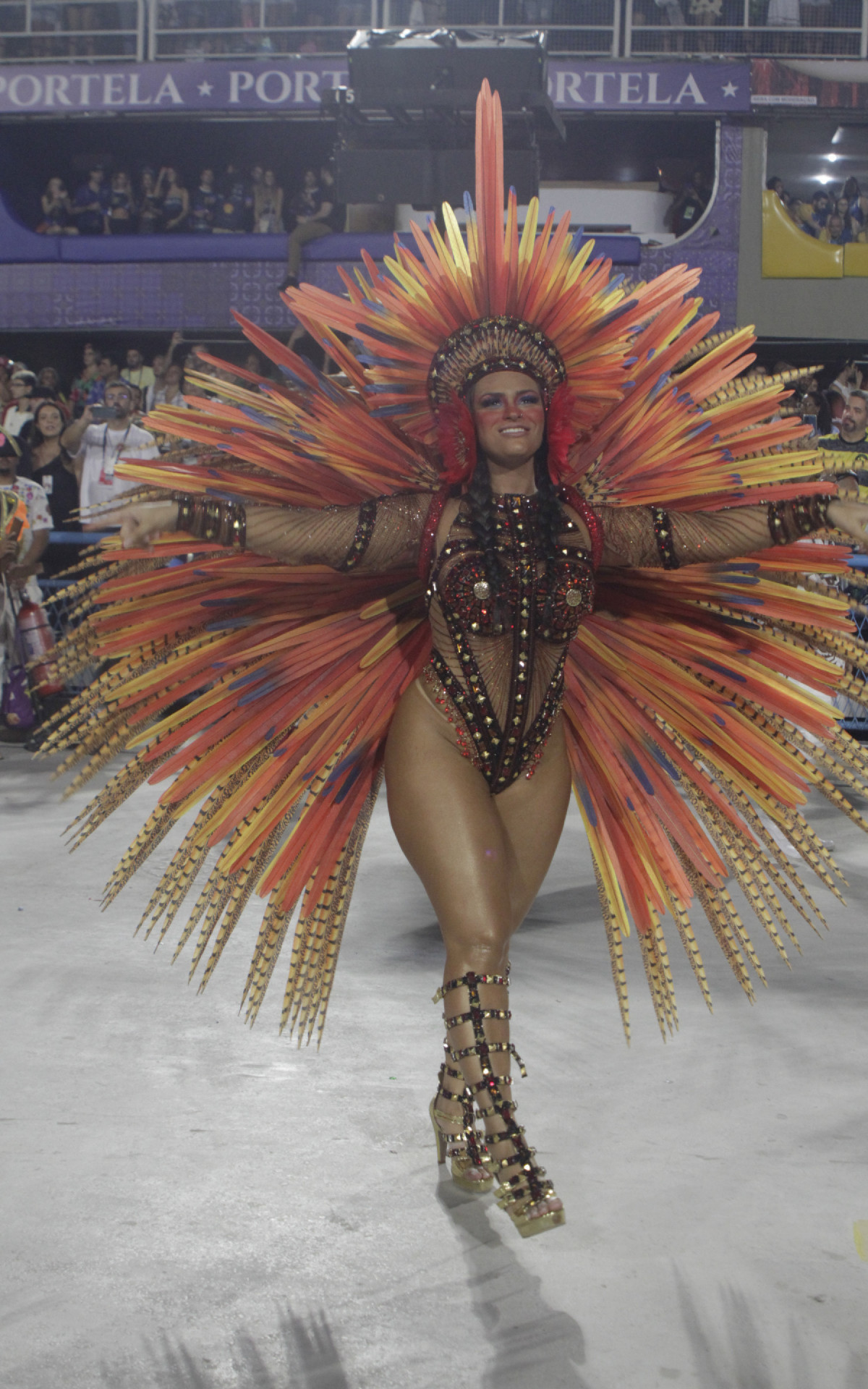 G.R.E.S Est&aacute;cio de S&aacute; desfila nesta primeira noite de desfile da s&eacute;rie Ouro nesta sexta-feira(17). Foto: Marcos Porto/Ag&ecirc;ncia O Dia