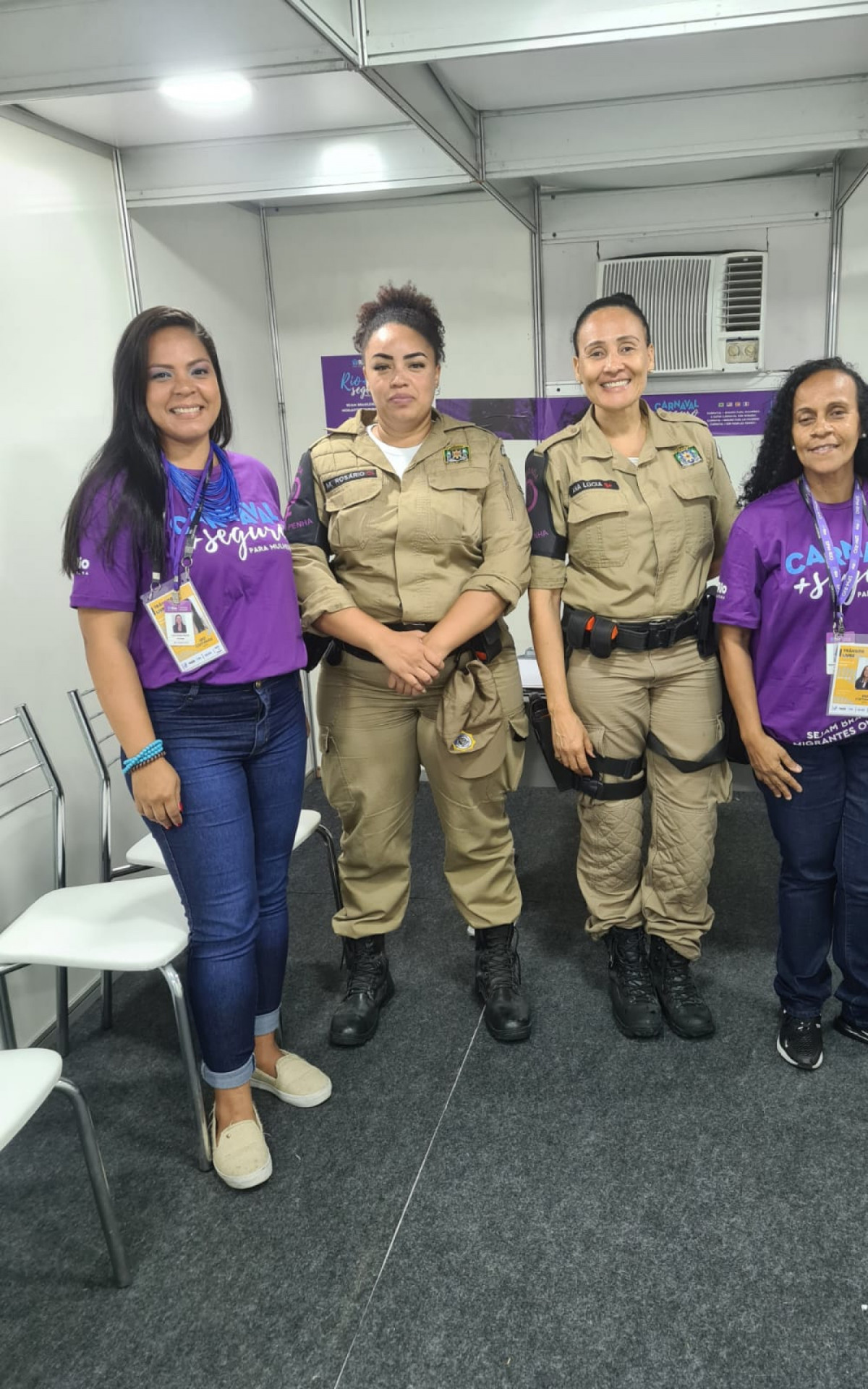 Equipe da Secretaria da Mulher e da Ronda Maria da Penha divulgam a campanha contra assédio na Sapucaí - Divulgação / Prefeitura do Rio