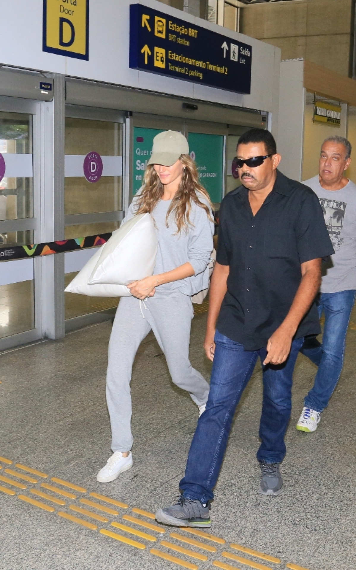 Gisele B&uuml;ndchen desembarca no Rio para curtir Carnaval na Sapuca&iacute;