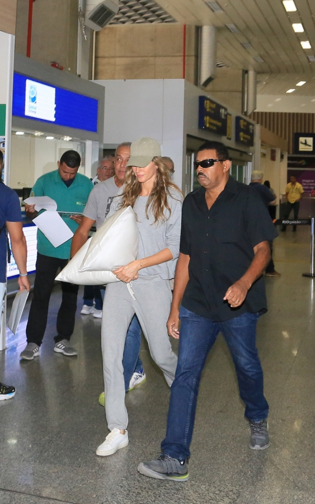 Gisele B&uuml;ndchen desembarca no Rio para curtir Carnaval na Sapuca&iacute;