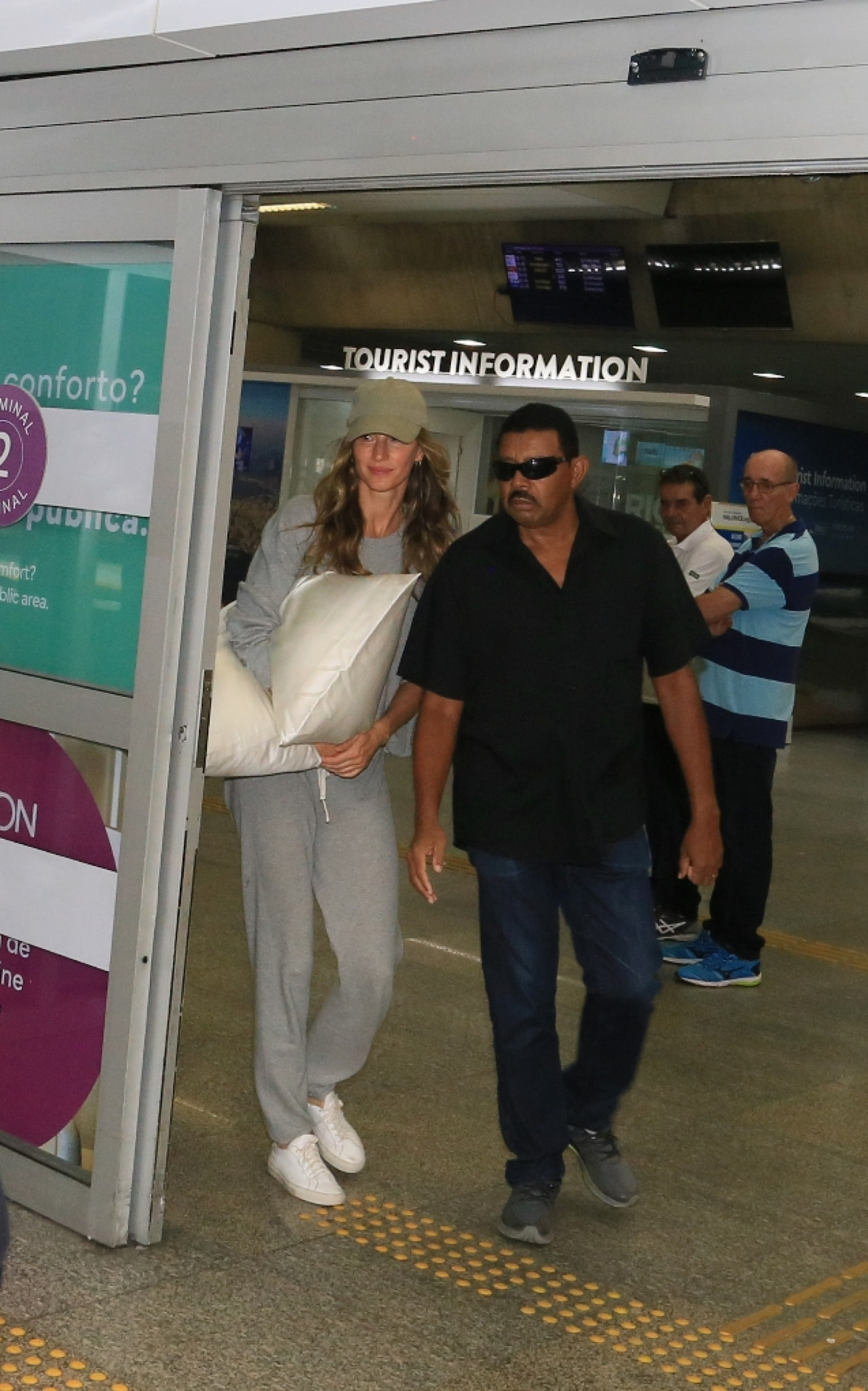 Gisele B&uuml;ndchen foi vista, na manh&atilde; deste s&aacute;bado, ao desembarcar em aeroporto do Rio para o Carnaval