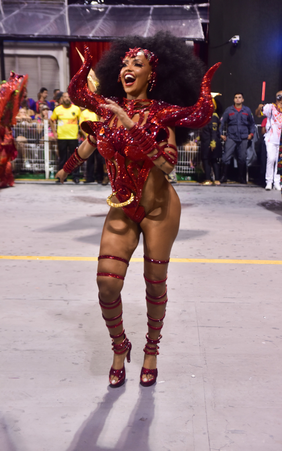 P&acirc;mella Gomes deu show &agrave; frente da bateria da Tom Maior, no Anhembi