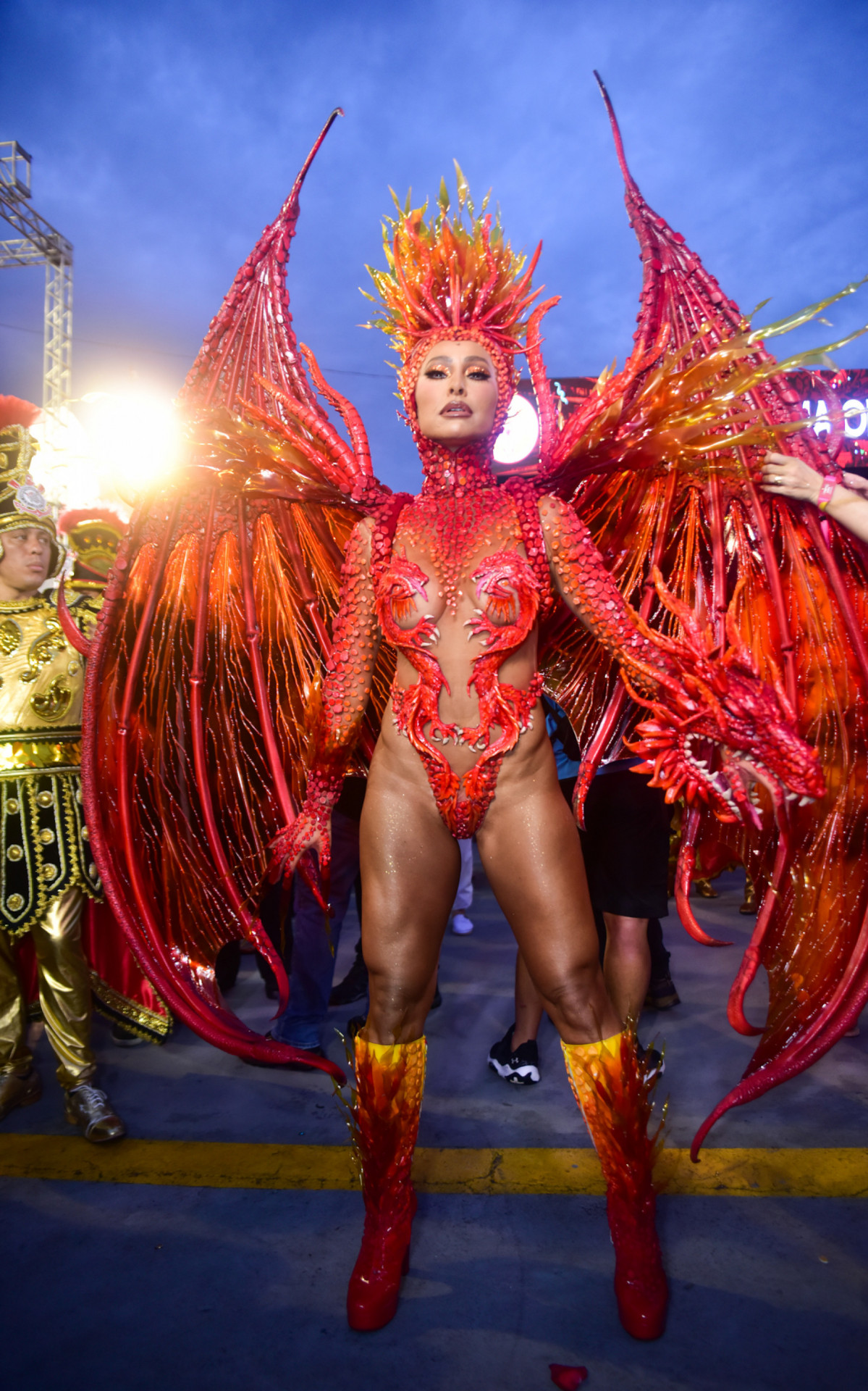 Sabrina Sato desfilou na madrugada deste s&aacute;bado pela Gavi&otilde;es da Fiel, escola paulista da qual &eacute; rainha de bateria. Sua fantasia representa um drag&atilde;o