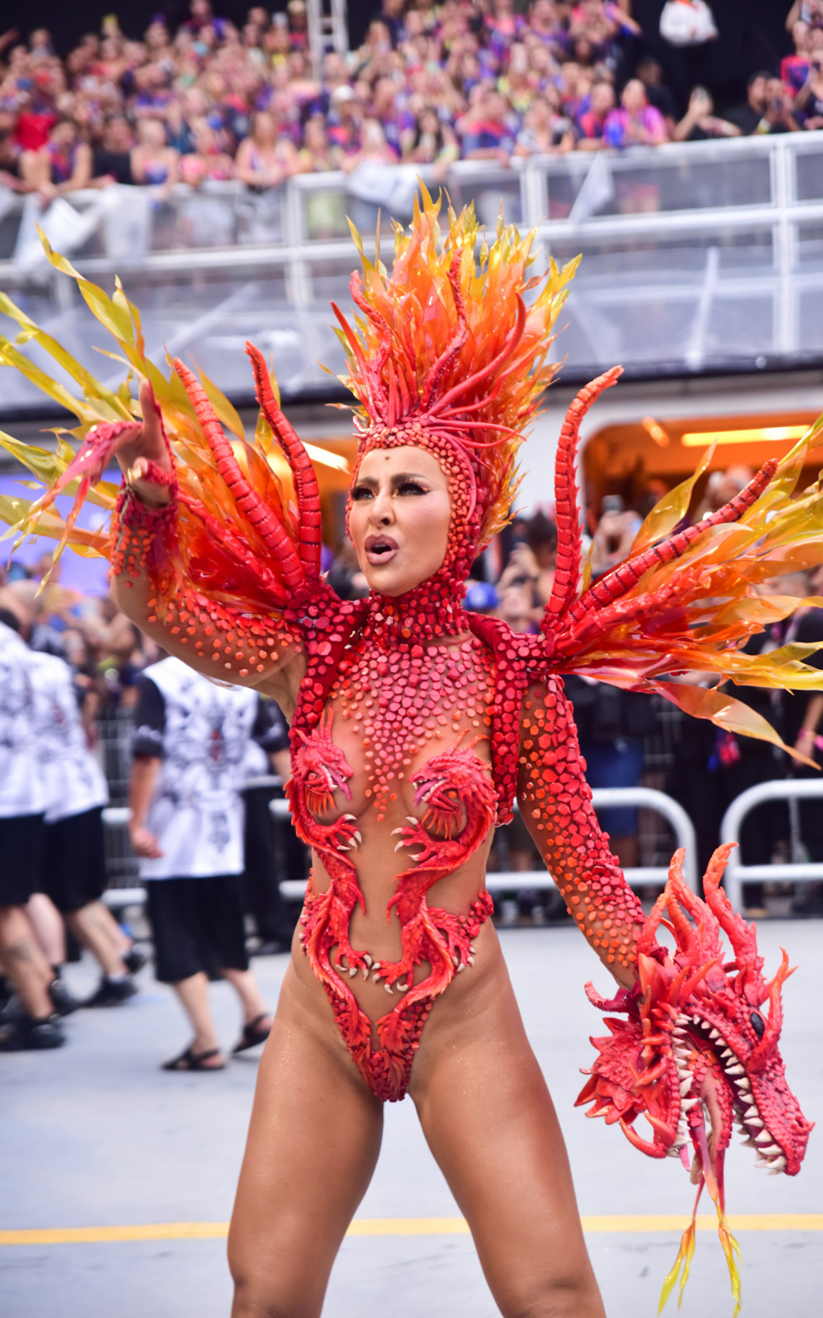 Sabrina Sato desfilou na madrugada deste s&aacute;bado pela Gavi&otilde;es da Fiel, escola paulista da qual &eacute; rainha de bateria. Sua fantasia representa um drag&atilde;o