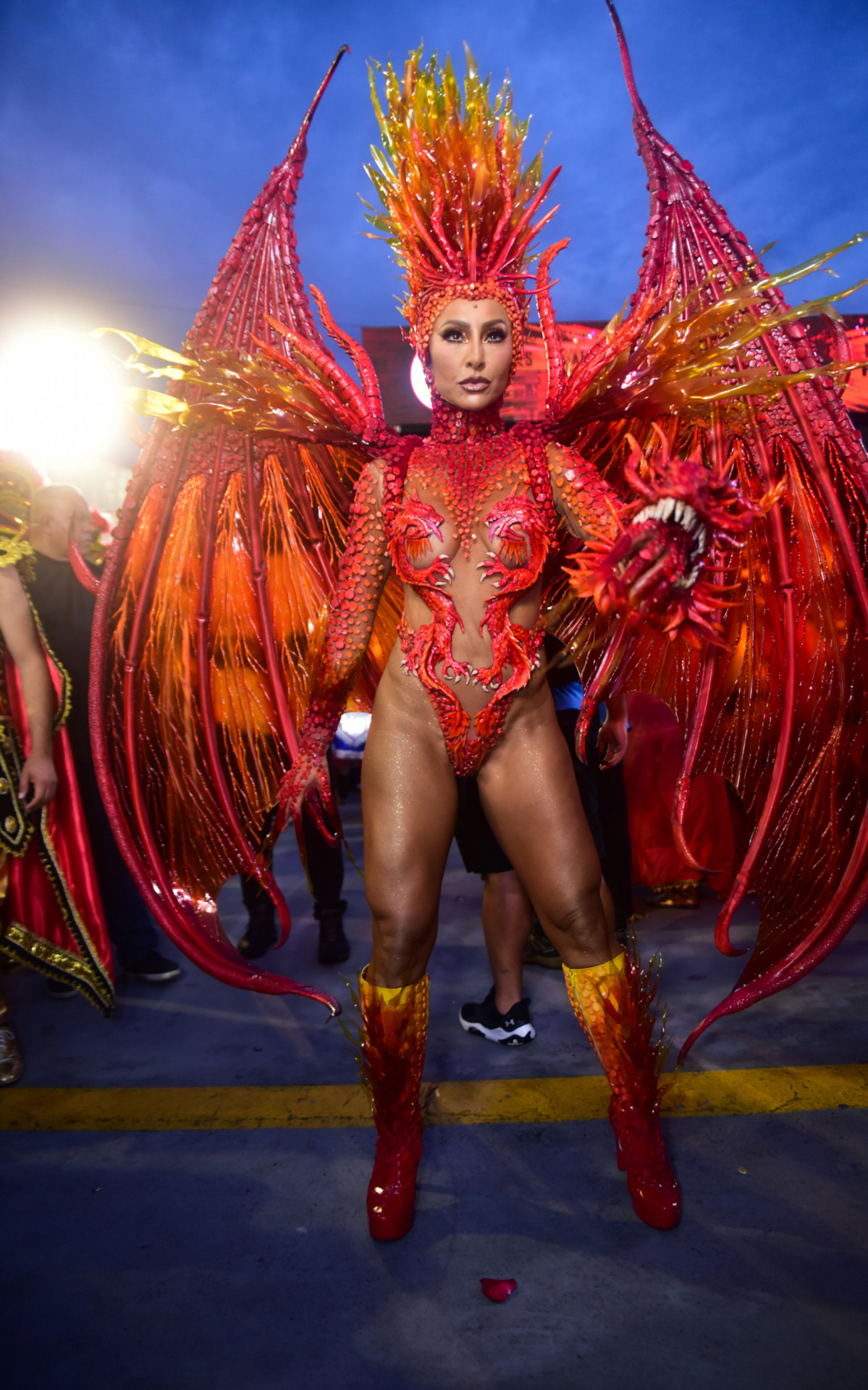 Sabrina Sato desfilou na madrugada deste s&aacute;bado pela Gavi&otilde;es da Fiel, escola paulista da qual &eacute; rainha de bateria. Sua fantasia representa um drag&atilde;o