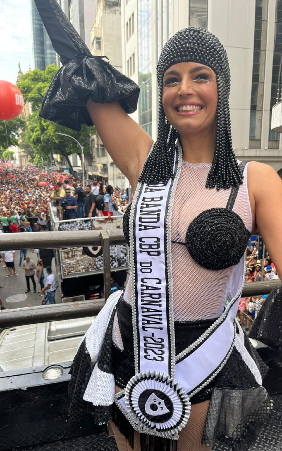 A cantora Emanuelle Araújo recebeu a faixa de musa do bloco neste ano - Pedro Medeiros/Agência O Dia