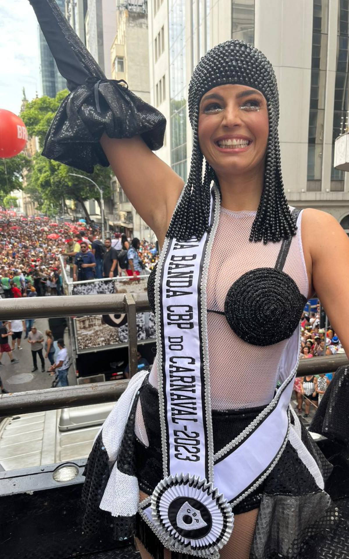 A cantora Emanuelle Araújo recebeu a faixa de musa do bloco neste ano - Pedro Medeiros/Agência O Dia