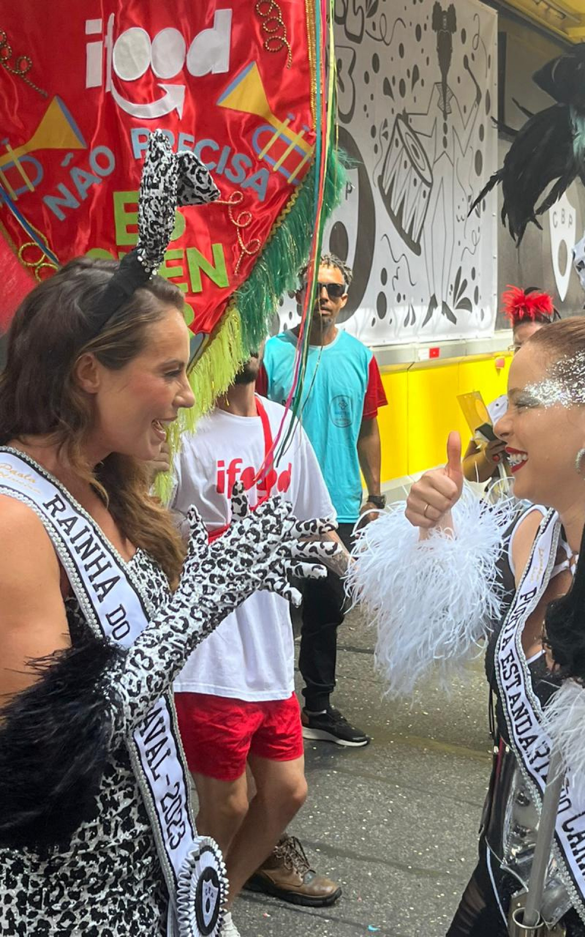 A atriz Paolla Oliveira e a rainha do bloco Leandra Leal comemoram a volta do Bola Preta &agrave;s ruas - Pedro Medeiros/Ag&ecirc;ncia O Dia