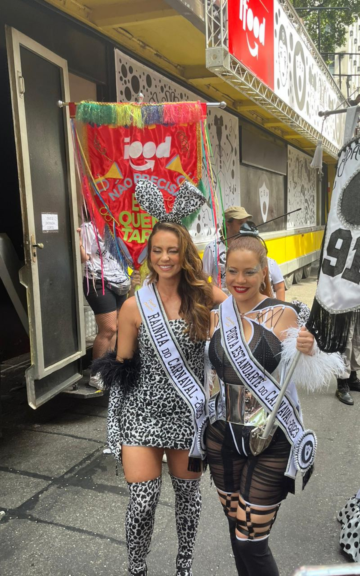 A atriz Paolla Oliveira e a rainha do bloco Leandra Leal comemoram a volta do Bola Preta &agrave;s ruas - Pedro Medeiros/Ag&ecirc;ncia O Dia